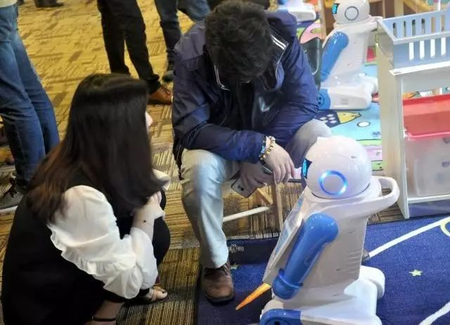 小吧机器人：智能家教，孩子学习的好帮手！